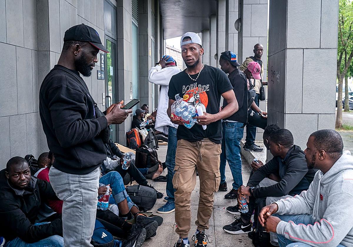 Refugiados subsaharianos esperan en los soportales próximos a la comisaría de Betoño.