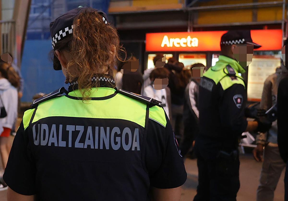 Agentes de la guardia urbana dentro del operativo especial de las fiestas de verano de Getxo.