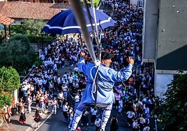 El 'Brujo' emprende la bajada que da el pistoletazo de salida a las fiestas de Nanclares