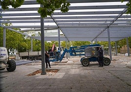 La pérgola fotovoltaica de Abetxuko toma forma en la Plaza Mayor