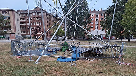 Vuelcan aseos portátiles y dañan papeleras y una barraca en las fiestas de Amurrio