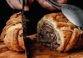 Solomillo Wellington acompañado de salsa café de París.