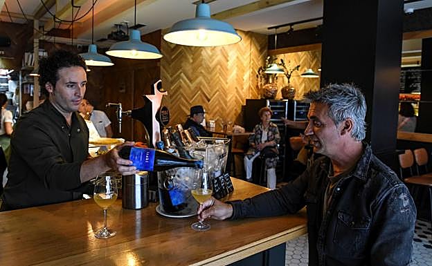 Jonathan Hernando sirve un Izaki al viñador.