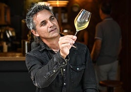 El vigneron de Zalla Alfredo Egia Cruz (55) con una copa de su vino Izaki (lo que es) hecho con uvas cultivadas en Balmaseda en la entrada del Cork, en Pozas.