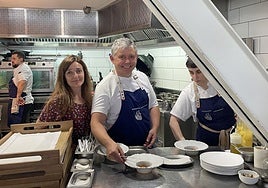 Lara Martín y Álvaro Garrido junto a parte de su equipo cocinan y preparan las comandas de un servicio de mediodía.