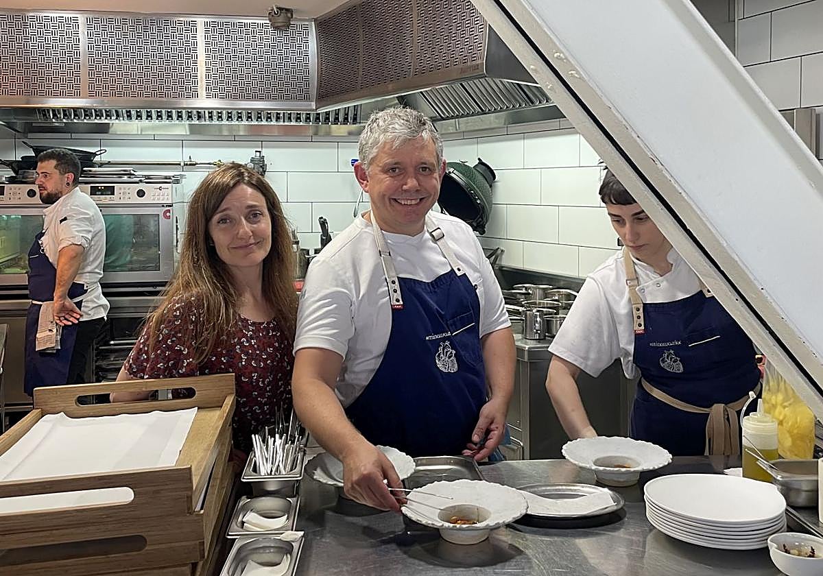 Lara Martín y Álvaro Garrido junto a parte de su equipo cocinan y preparan las comandas de un servicio de mediodía.
