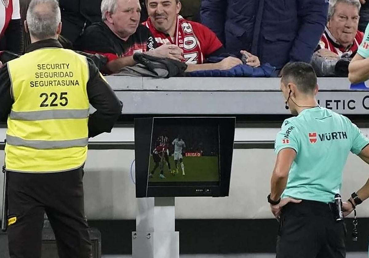 El nuevo VAR que llega este año al fútbol español: solo dos revisiones y sin árbitros en una sala externa