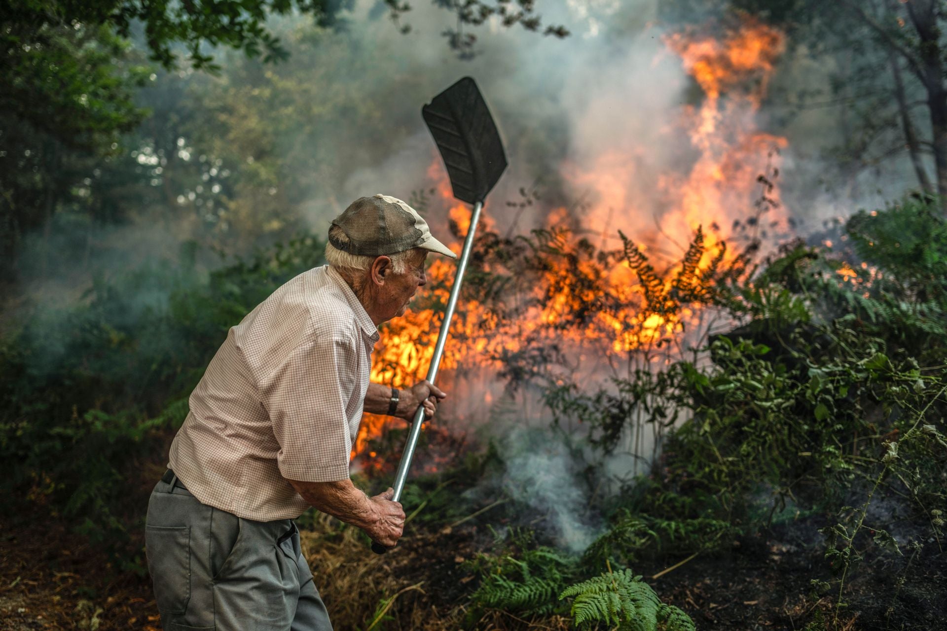 Un vecino de una aldea de Ourense hace frente a las llamas.