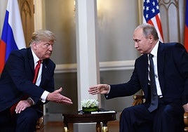 Fotografía de archivo de Donald Trump y Vladímir Putin.