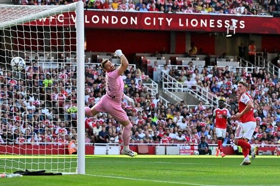 Unai Simón encaja el primer gol en el Amistoso ante el Arsenal, que ganó por 3-0 en Londres.