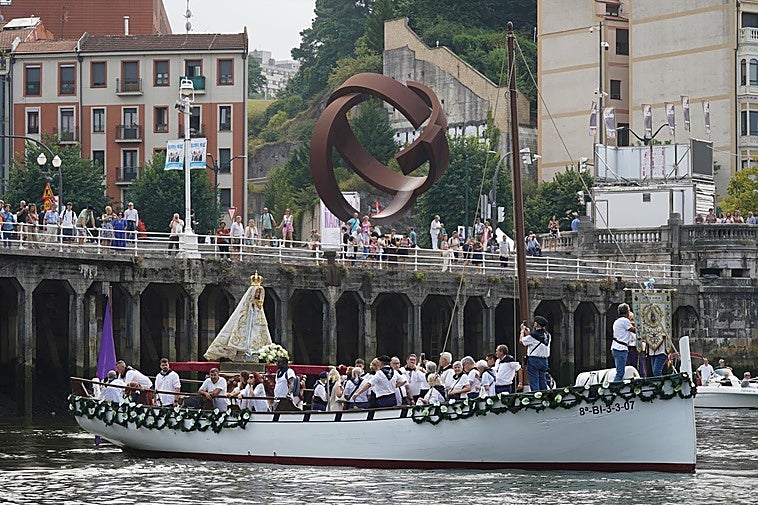 La Amatxu llegaba en romería náutica a Bilbao escoltada por más de diez embarcaciones.