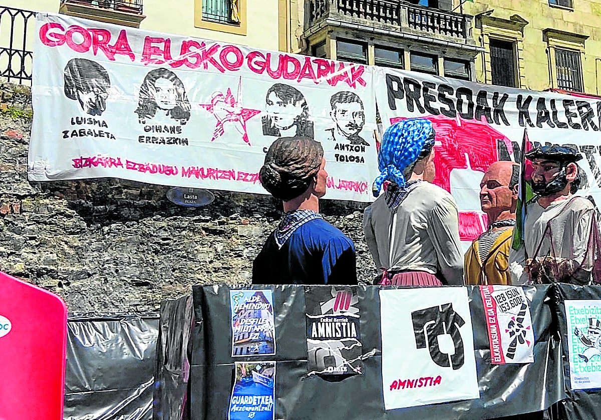 Carteles con imágenes de los presos colocadas en la Parte Vieja de San Sebastián.
