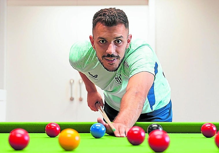 Aitor Paredes juega al billar en el edificio para el primer equipo del Athletic en Lezama.