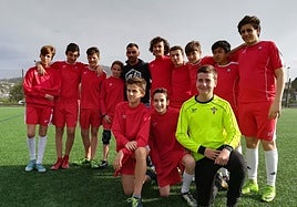 Jonny Otto, en el centro de la imagen, posa con chavales del SR Casablanca, su primer club, en una de sus habituales visitas.