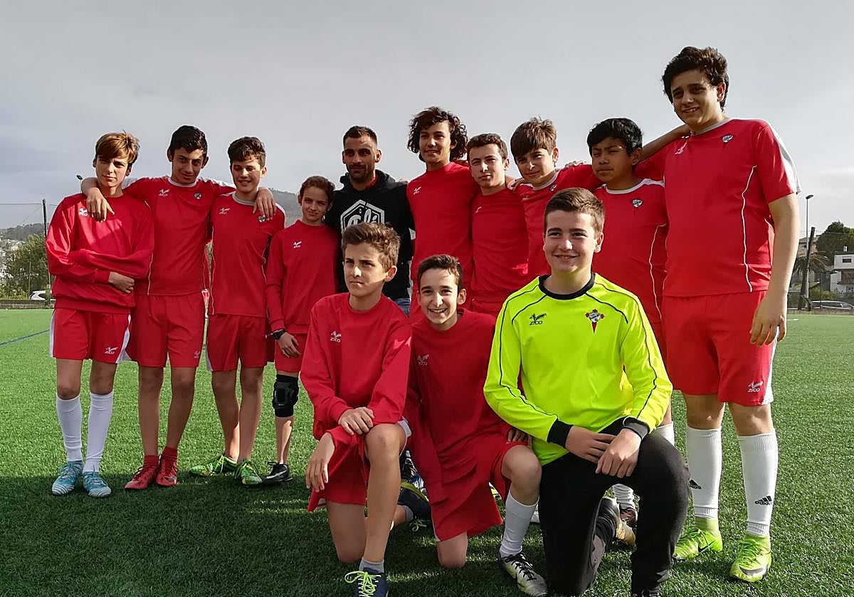 Jonny Otto, en el centro de la imagen, posa con chavales del SR Casablanca, su primer club, en una de sus habituales visitas.