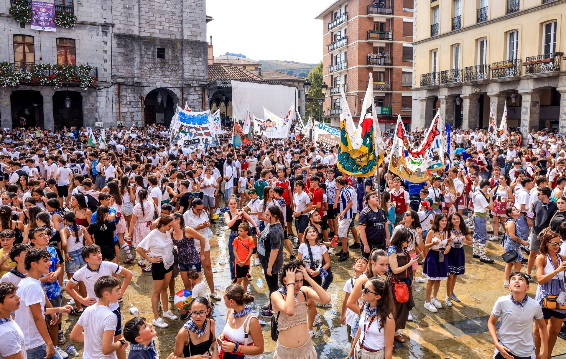 El chupinazo de las fiestas de Llodio, en imágenes