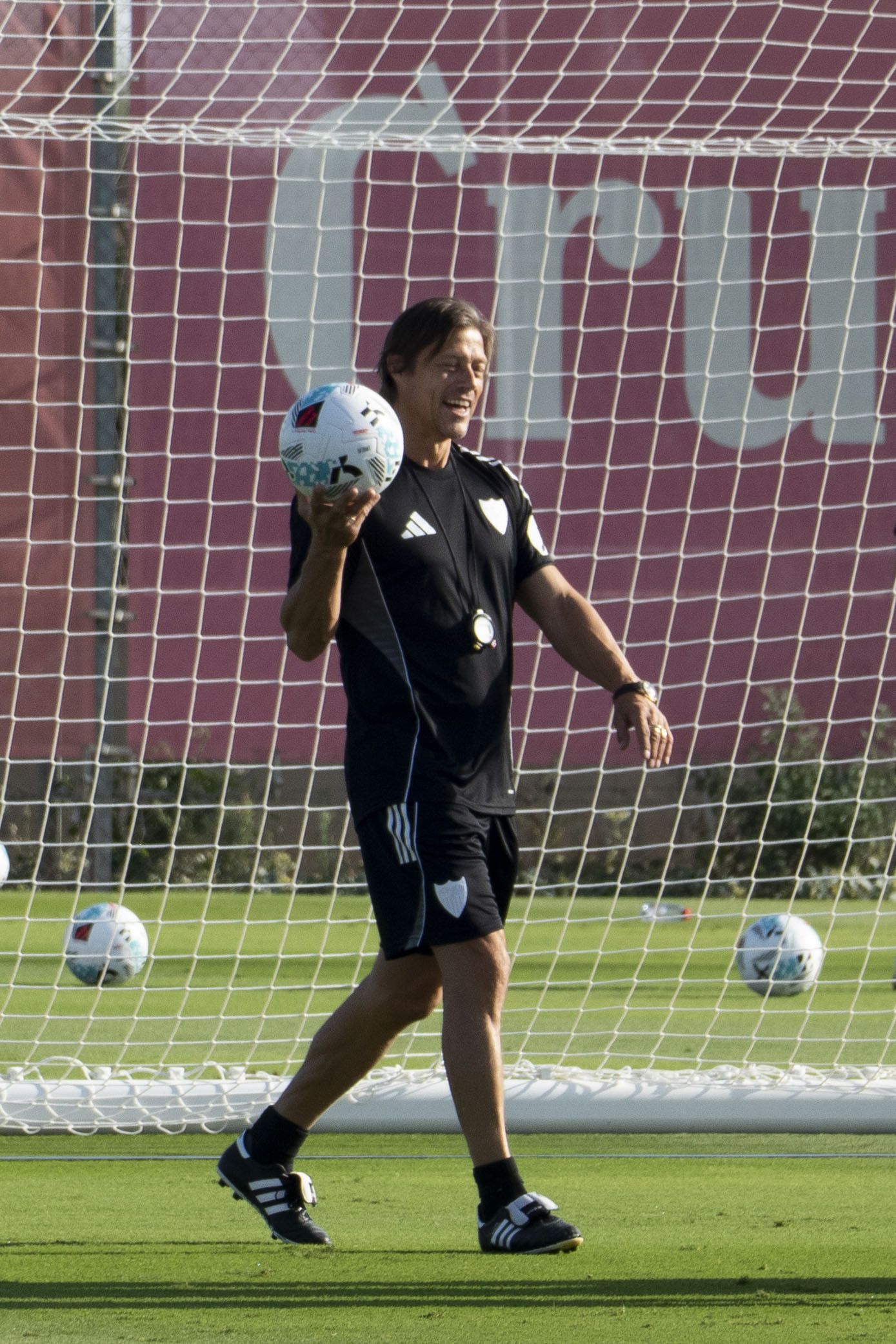 El entrenador del Sevilla Matías Almeyda, durante el entrenamiento realizado este viernes con vistas al inicio de la Liga.