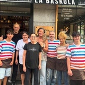 Anne Igartiburu regresa a su tierra y reparte amor en un conocido restaurante de Bakio