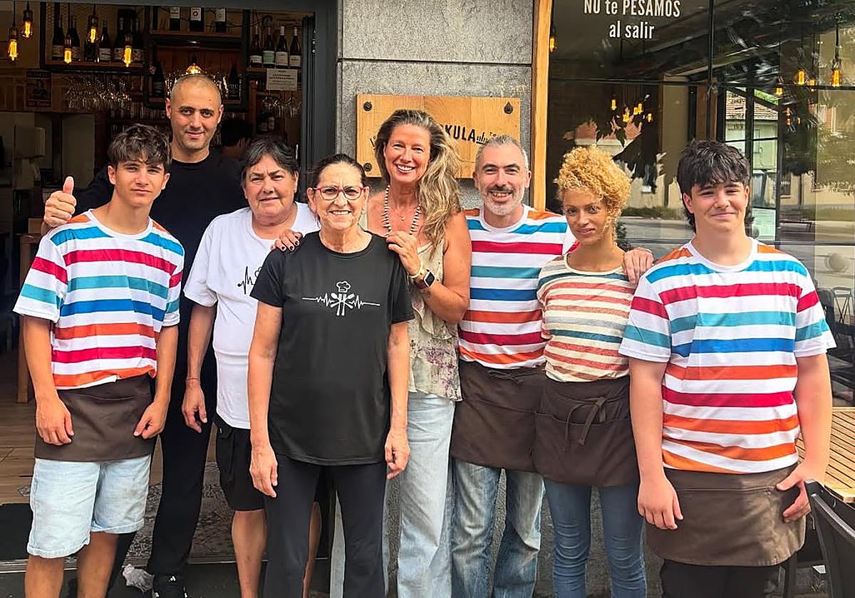 Anne Igartiburu regresa a su tierra y reparte amor en un conocido restaurante de Bakio