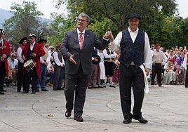 Así ha bailado el aurresku el alcalde Aburto