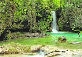 Un paseo familiar entre cascadas y canales históricos a una hora de Bilbao