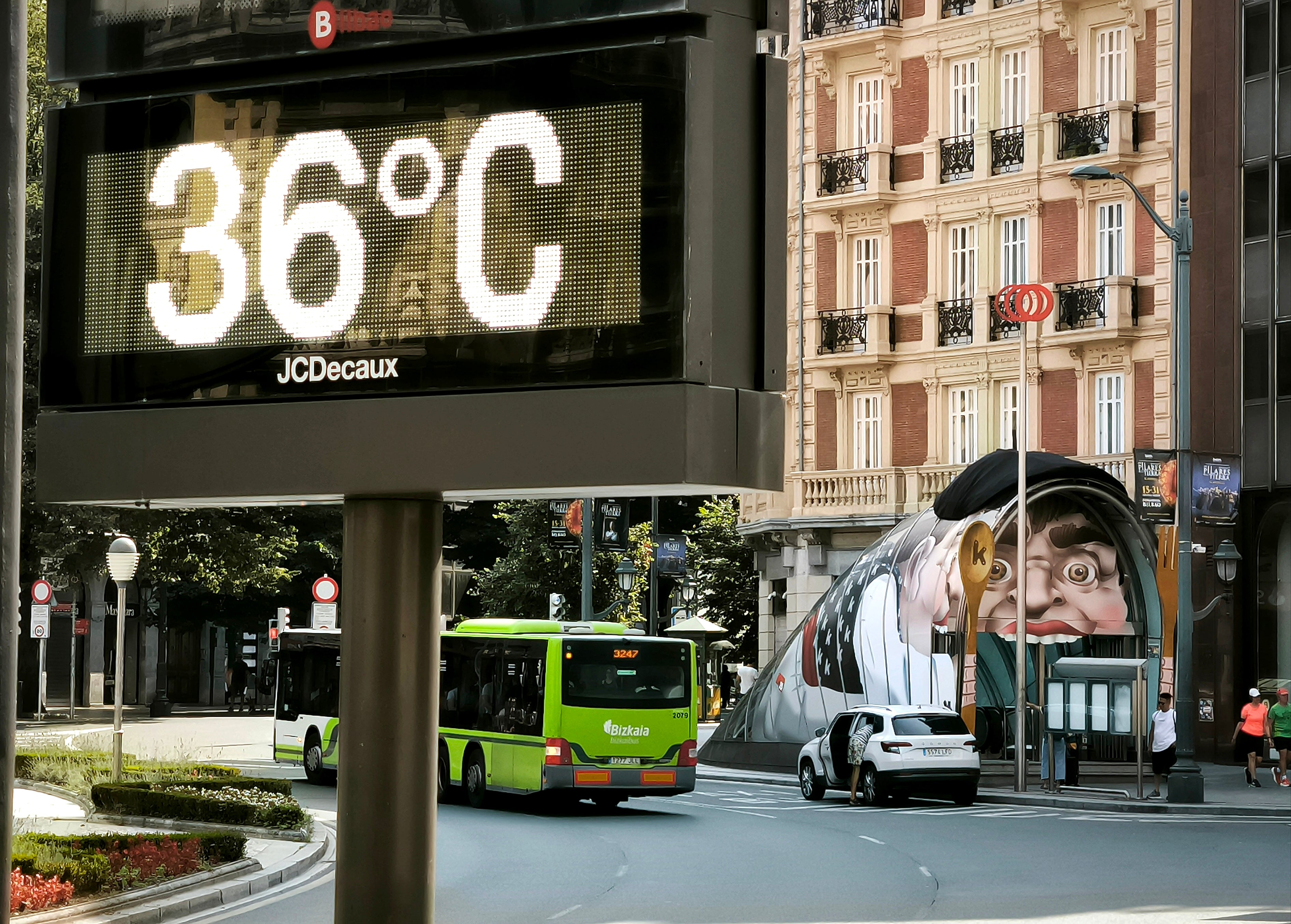 El termómetro en Moyua marca los 36 grados a las 11.30 horas.