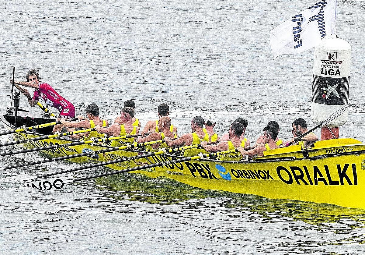 La tripulación de Orio realiza la ciaboga en la Bandera Fabrika disputada en La Concha a principios de temporada.