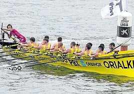 La tripulación de Orio realiza la ciaboga en la Bandera Fabrika disputada en La Concha a principios de temporada.