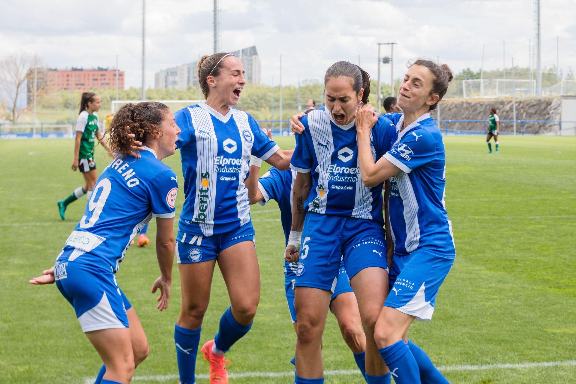 Las Gloriosas celebran un gol en un partido jugado en Ibaia.