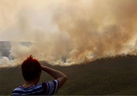 Vecinos que se resisten a ser evacuados: el sentimiento de abandono se extiende por los pueblos arrasados por los incendios en toda España