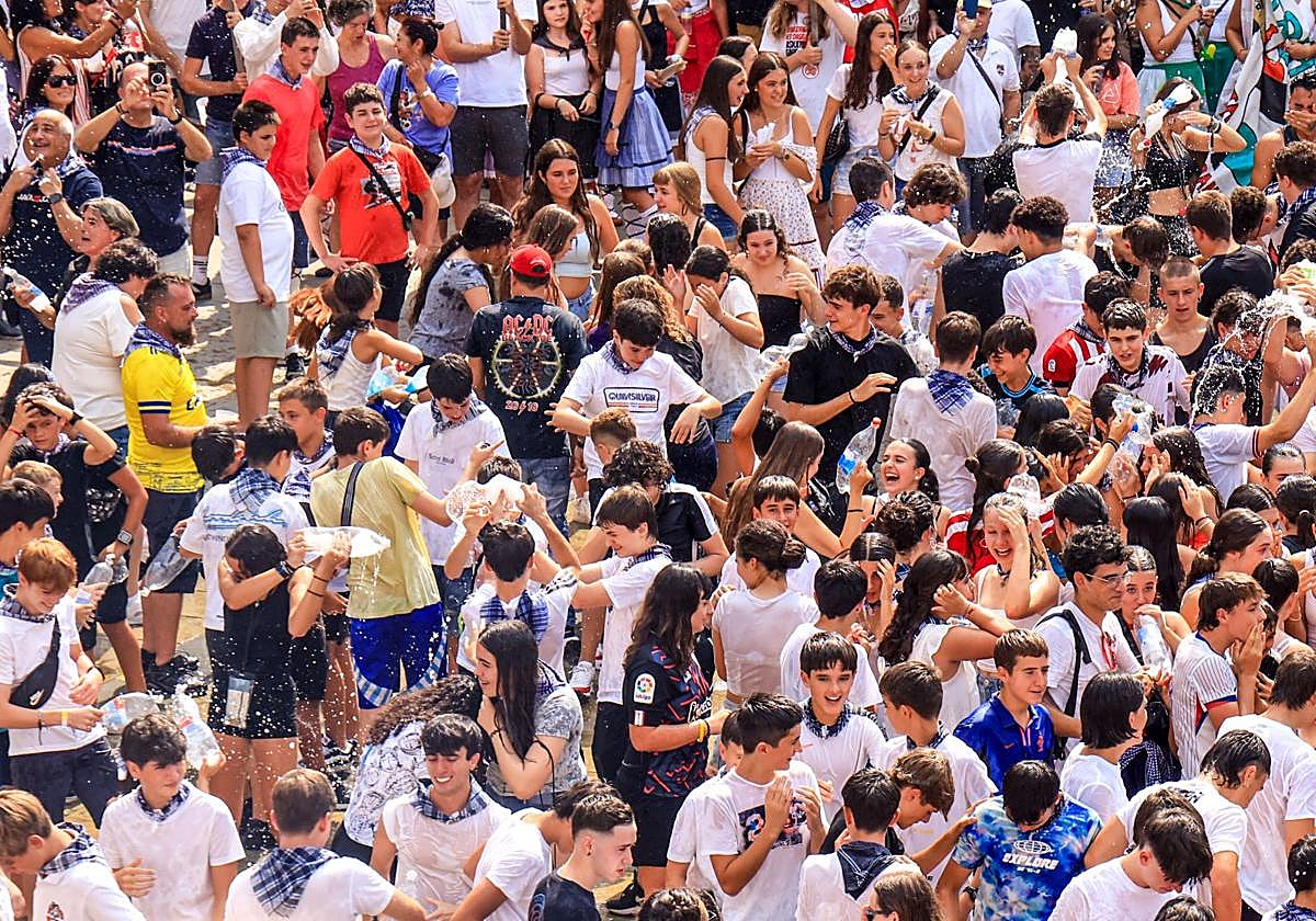 La guerra de gaseosa ha ayudado a refrescarse a los congregados en la plaza.