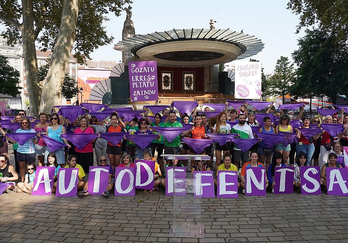 Las comparsas insisten en defender a los manteros frente a la Policía