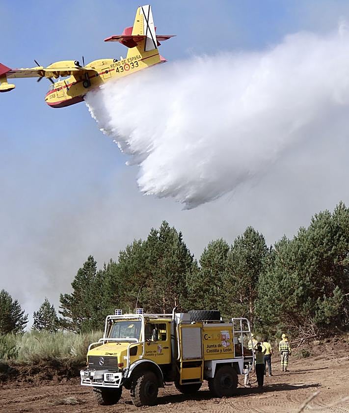 Imagen secundaria 2 - Ola de incendios: 16 de alto nivel siguen activos y cuatro miembros de la UME están hospitalizados