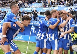 Los jugadores del Alavés celebran el gol de Toni Martínez.