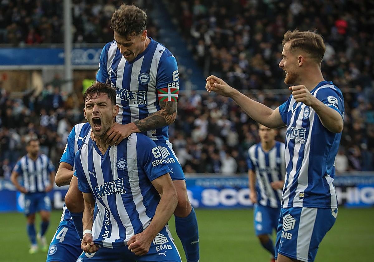 Los jugadores del Alavés celebran el gol de Boyé.