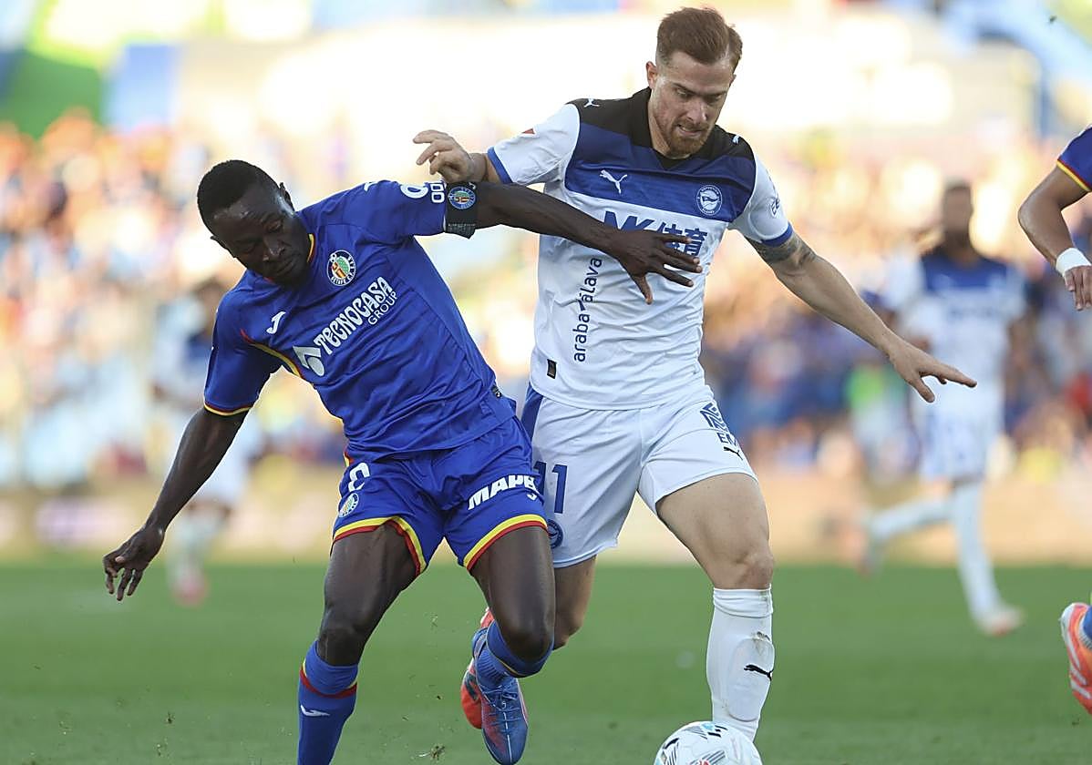 Toni Martínez intenta superar a Djené.