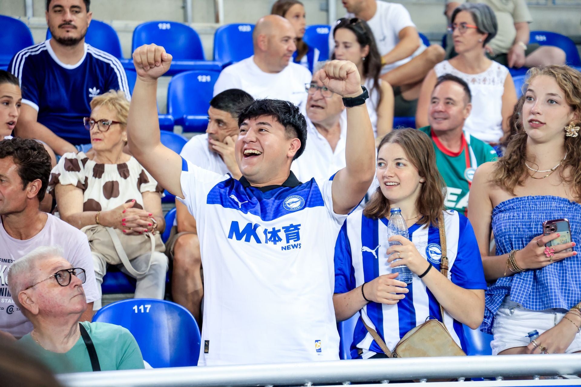 Las imágenes del regreso de la afición a Mendizorroza