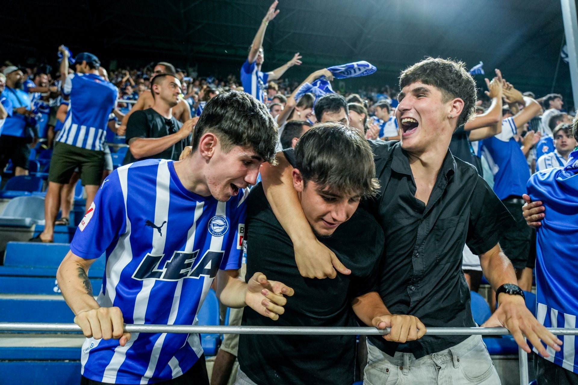 Las imágenes del regreso de la afición a Mendizorroza