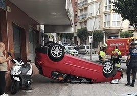 Herido grave en un aparatoso accidente en el centro de Castro