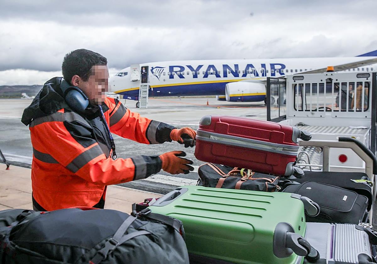 Los trabajadores en paro se encargan de labores como la carga y descarga de maletas