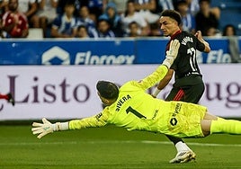 Vargas intenta batir a Sivera.