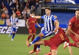 Lucas Boyé sufre la entrada de Tárrega.