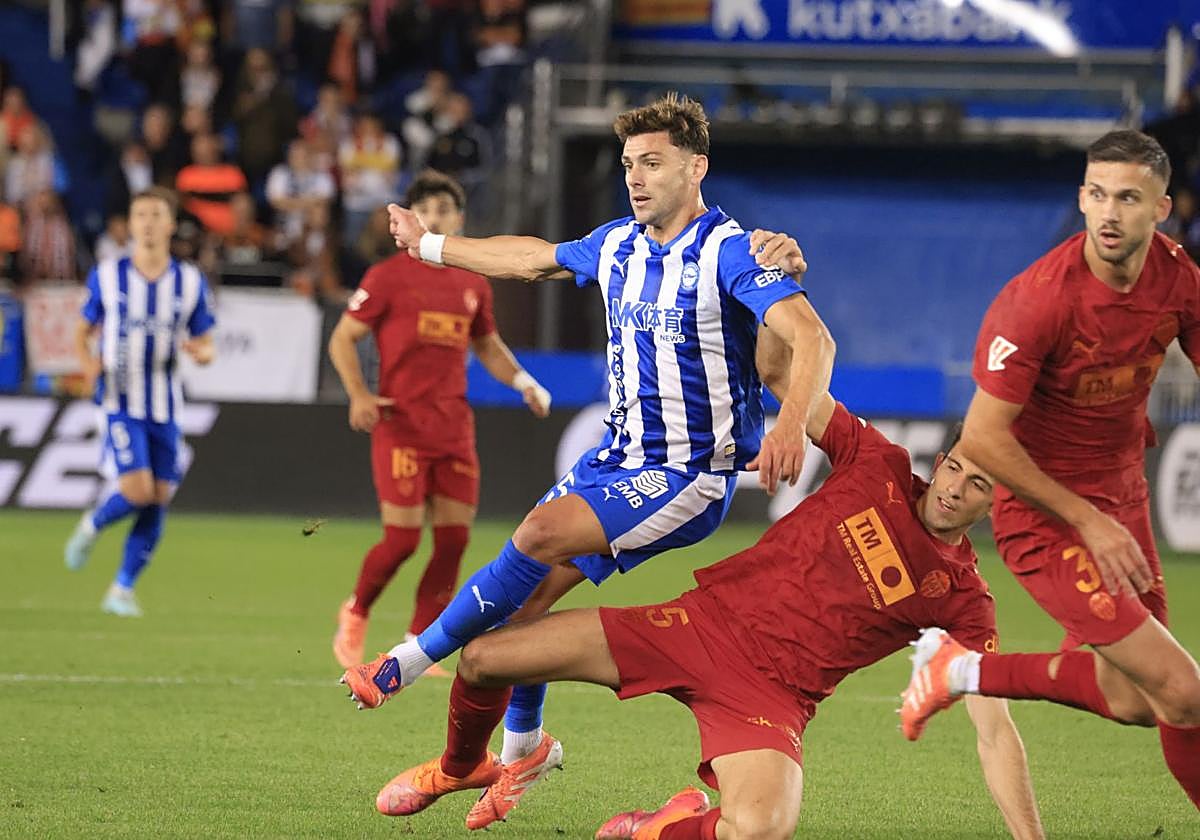 Lucas Boyé sufre la entrada de Tárrega.