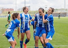 Las Gloriosas celebran un gol en un partido jugado en Ibaia.