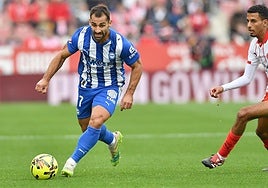 Jonny avanza con el balón.