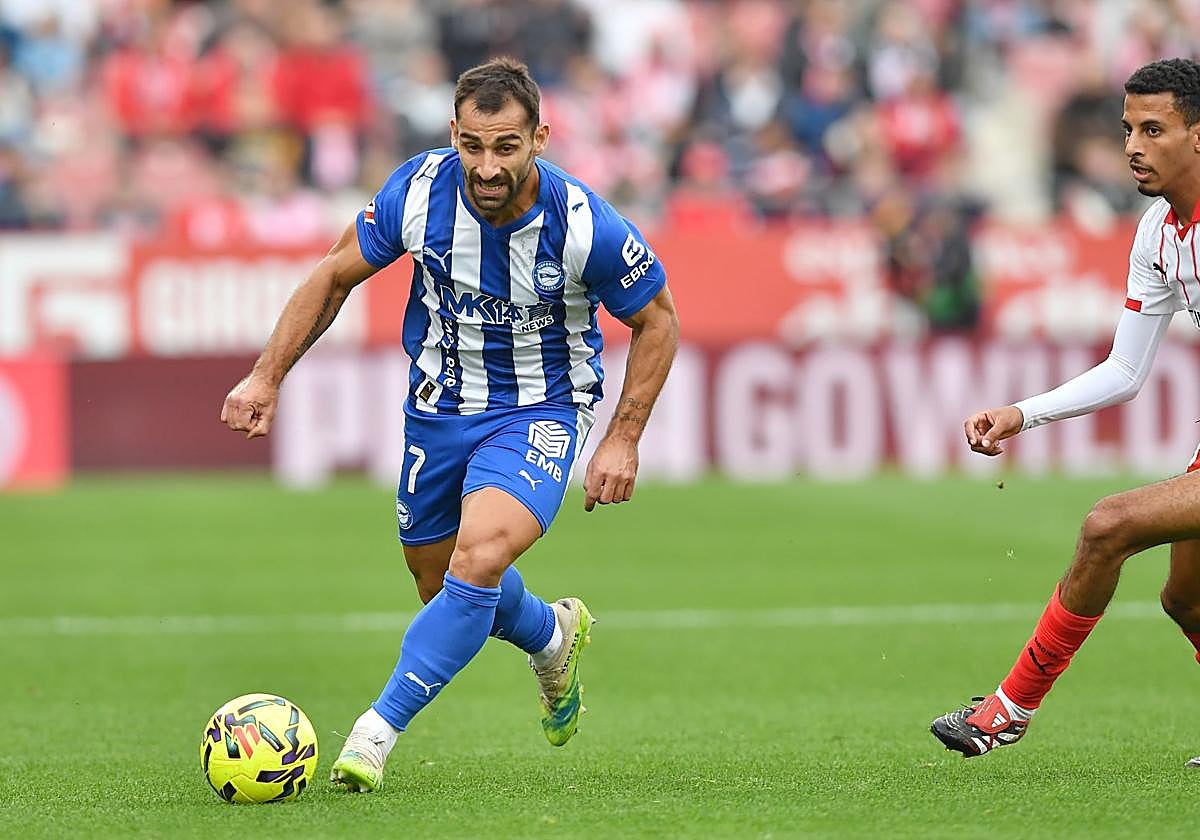 Jonny avanza con el balón.