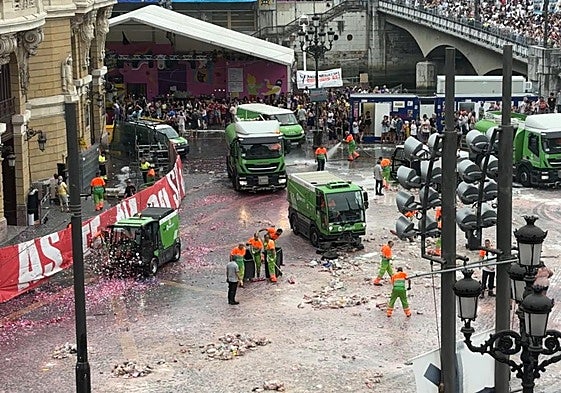 Así han limpiado los servicios de limpieza la plaza del Arriaga tras el txupin de Aste Nagusia