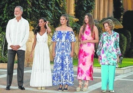 Los reyes y sus hijas, la princesa Leonor y la infanta Sofía, en la recepción de este agosto en Marivent.