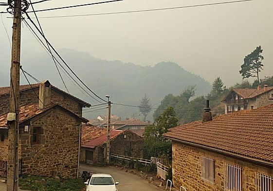 Imagen tomada desde el pueblo de Espinama en la que se puede ver el humo en la zona.