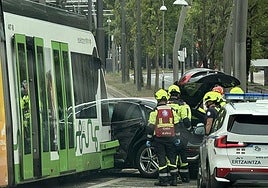 Tres personas heridas por un choque entre su coche y un tranvía a su paso por Zubiarte